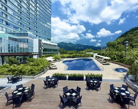 香港沙田凱悅酒店 - 忙碌過後於戶外恆溫泳池盡情暢泳。