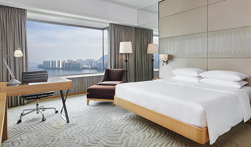 香港沙田凱悅酒店 - 海景客房 (雙人床) 飽覽吐露港醉人景致。