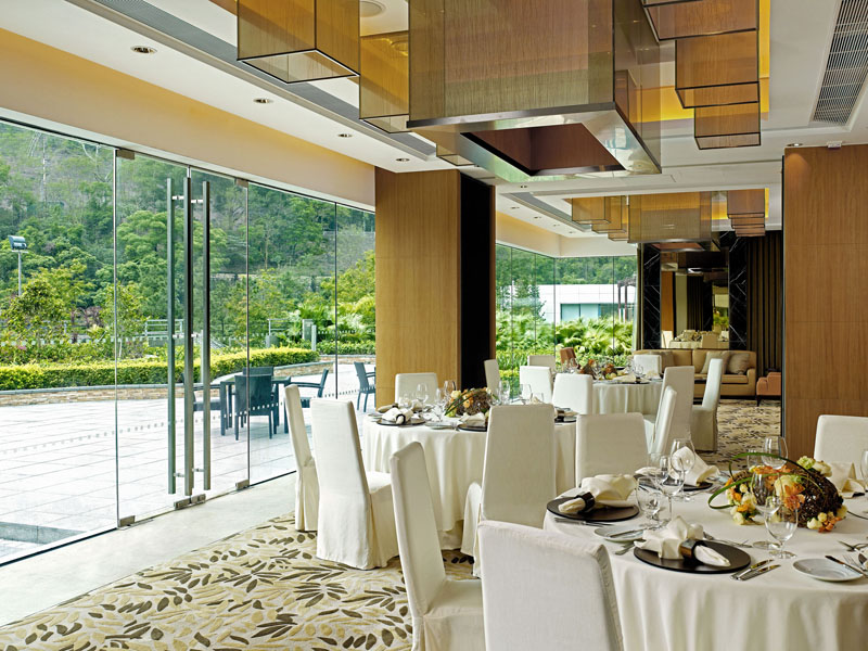 香港沙田凯悦酒店 - 三间不同大小的凯悦厅均设有大型落地玻璃，并与户外阳台相连，为室内的环境提供充足日光。